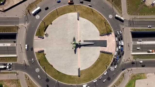 Luftaufnahme-von-Autos-bewegt-sich-auf-runden-Kreuzung-in-der-Stadt-am-Sommertag