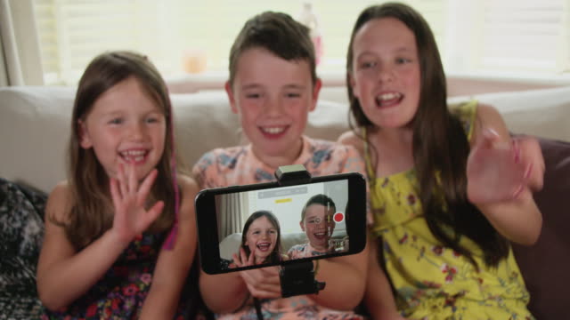Niños-que-se-presentan-en-una-plataforma-de-medios-sociales-para-su-canal-de-videoblog-en-línea