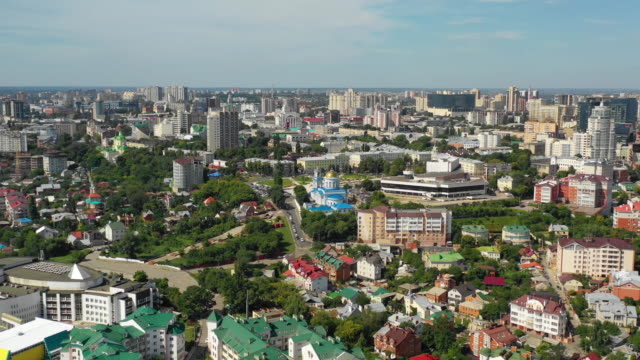 Luftaufnahme-des-Stadtzentrums-und-der-Pokrovsky-Kathedrale
