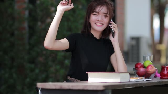 Mujer-de-Asia-usando-smatphone-con-feliz.