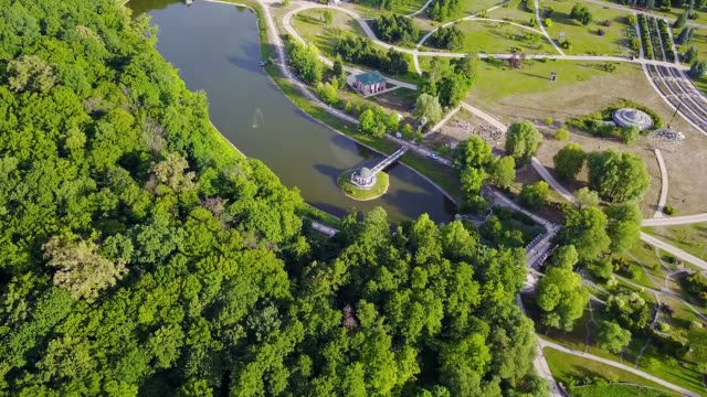 Luftaufnahme-des-schönen-Parks-mit-See