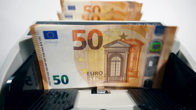 Los-billetes-en-euros-están-siendo-procesados-por-el-dispositivo-de-conteo