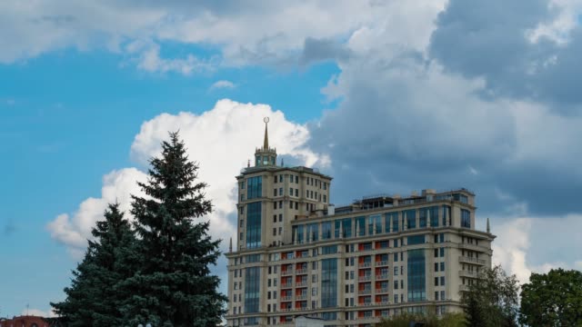 Zeitraffer,-Wolken-wirbeln-über-Moskauer-Wolkenkratzer