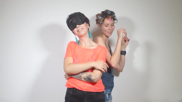 Zwei-lesbische-Mädchen-tanzen-auf-weißem-Hintergrund