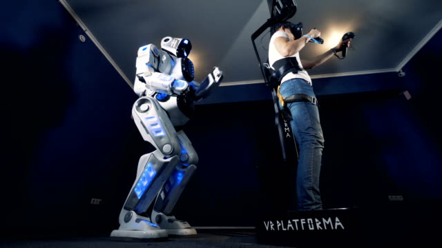 Hombre-y-robot-jugando-juegos-de-realidad-virtual.-VR-360-auriculares-avatar-virtual-para-jugar-juegos-en-realidad-virtual.