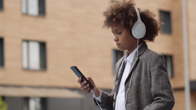 Niño-adolescente-africano-escuchando-música