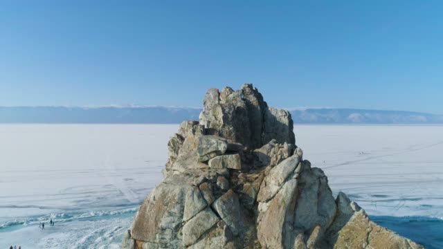 Ruhiger-Luftblick-auf-die-Baikal-Bucht-Shamanka-im-Winter.-Berühmte-Touristenattraktion