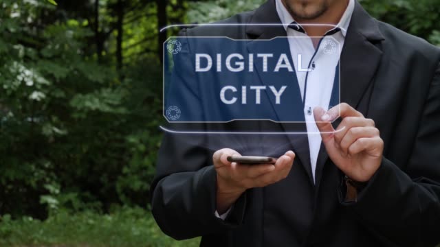 Geschäftsmann-verwendet-Hologramm-mit-Text-Digitale-Stadt