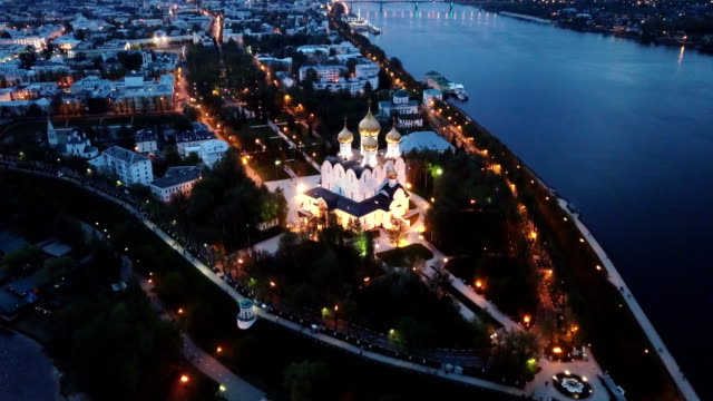 Vista-panorámica-aérea-del-paisaje-urbano-de-Yaroslavl-en-la-orilla-del-río-Volga