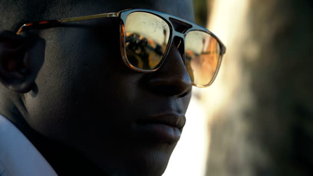 Nahaufnahme-Porträt-von-Blind-nachdenklichen-amerikanischen-afrikanischen-Mann-im-Park