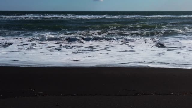 Paisaje-marino-lento-con-playa-volcánica,-Kamchatka