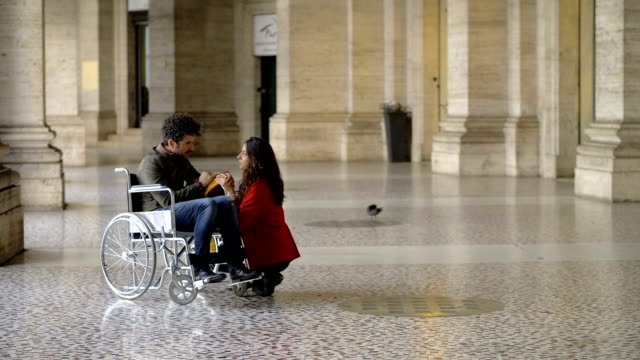junge-Frau,-die-einem-Mann-im-Rollstuhl-eine-Liebeserklärung-macht.-Liebe,-romantik