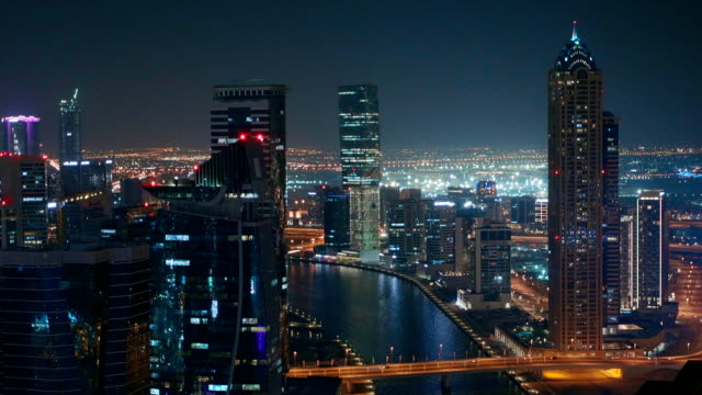 Luft-Skyline-von-Dubais-Business-Bay-mit-Wolkenkratzern-bei-Nacht
