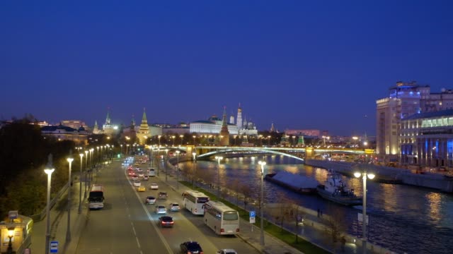 Views-of-the-Prechisten-Embankment,-the-Great-Stone-Bridge-and-the-Kremlin