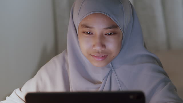 Muslimische-Mädchen-studiert-online-über-das-Internet-auf-Tablet-mit-Tutor,-Nahaufnahme-von-Frau-Gesicht.-Konzept-des-Online-Lernens-zu-Hause