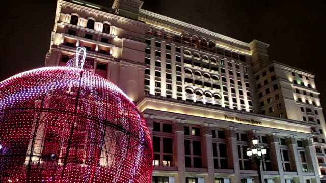 Navidad-y-Año-Nuevo-iluminación-y-antiguo-Hotel-Moskva-de-la-plaza-Manege-por-la-noche.-Moscú,-Rusia