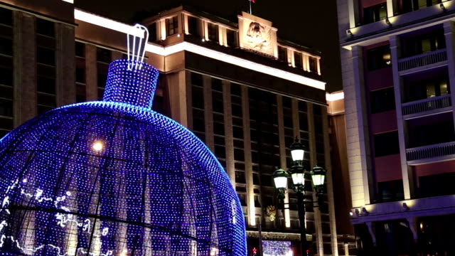 Weihnachten-und-Neujahr-Beleuchtung-und-Gebäude-der-Staatsduma-der-Föderalen-Versammlung-der-Russischen-Föderation-in-der-Nacht,-Moskau,-Russland