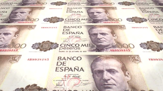 Banknoten-von-fünftausend-spanischen-Peseten-von-Spanien,-Bargeld,-Schleife