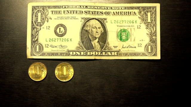 7-Goldmünzen-für-10-Rubel,-die-Kosten-für-einen-Dollar-zum-Tageskurs
