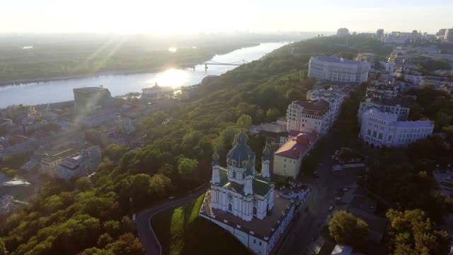 St.-Andreas-Kirche-(Kiew)-Ukraine.-Stadtansicht-aus-großer-Höhe.