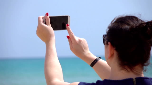 Video-of-woman-making-the-picture-on-the-vacations-in-real-slow-motion