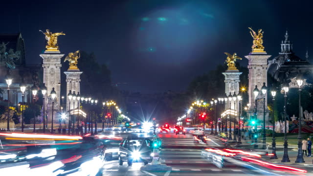 Vista-de-Avenue-du-Marechal-Gallieni-con-tráfico-noche-timelapse.-París,-Francia