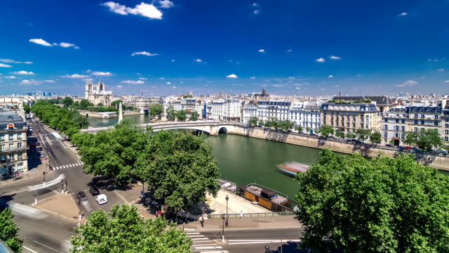 Panorama-de-París-con-la-isla-de-la-Cité-y-la-Catedral-de-Notre-Dame-de-París-timelapse-desde-el-mirador-de-Instituto-del-mundo-árabe.-Francia