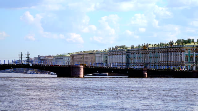 Sankt-Petersburg,-Russland.-Die-Schlossbrücke-und-der-Eremitage