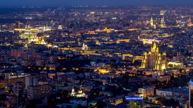 Vista-aérea-superior-de-timelapse-de-la-noche-de-Moscú-después-del-atardecer.-La-forma-de-la-plataforma-de-observación-de-la-ciudad-del-centro-de-Moscú-negocio