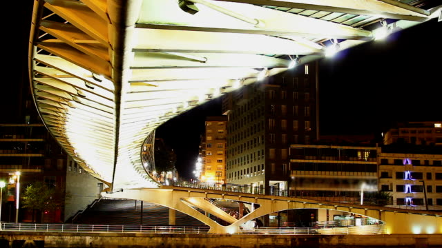 Brillantemente-iluminada-construcción-de-puente-peatonal-famoso-en-España,-Time-lapse