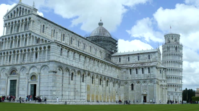 Catedral-católica-romana-con-la-torre-inclinada-de-Pisa,-atractivo-turístico,-lenta