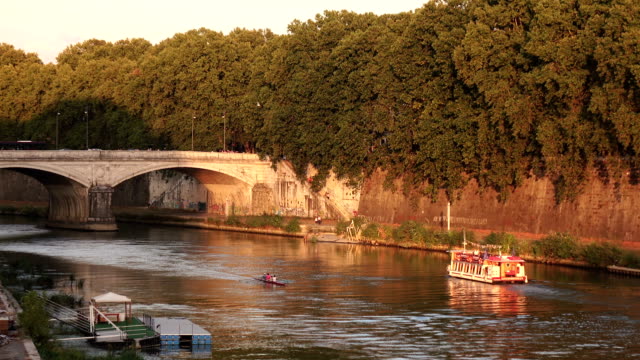 Bote-y-la-canoa-flotando-en-el-río-cerca-del-puente-rodeado-de-árboles-verdes