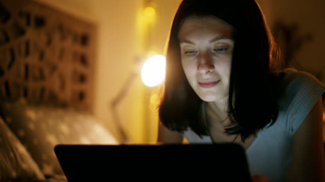 Nahaufnahme-der-junge-attraktive-Frau-mit-Tablet-Computer-in-der-Nacht-im-Bett-zu-Hause