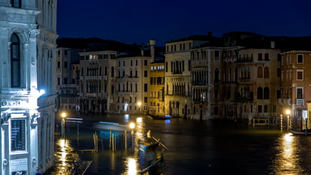 Grand-Canal-in-Venice-timelapse,-Italy-at-night