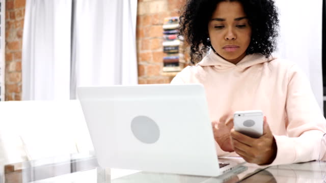Mujer-afroamericana-en-línea-navegación-en-Smartphone,-escribir-mensaje