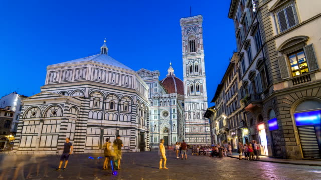 Basílica-de-Santa-María-del-Fiore-y-Baptisterio-de-San-Giovanni-en-día-Florencia-a-noche-timelapse