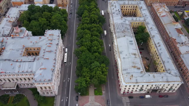 Rusia-verano-día-San-Petersburgo-paisaje-urbano-tráfico-calle-aérea-panorama-4k