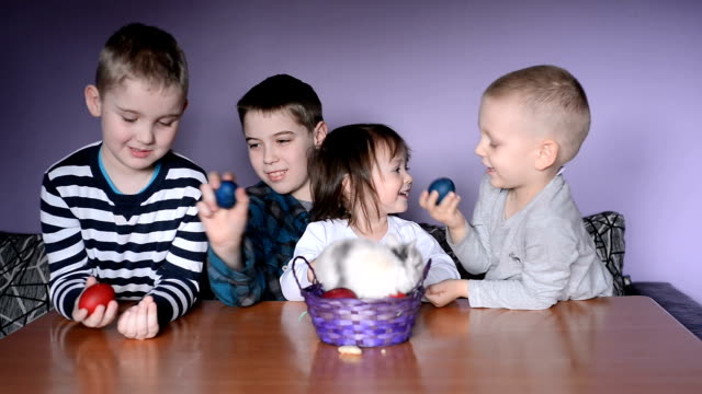 Frohe-Ostern.-Kinder-spielen-mit-Hasen-und-Eiern