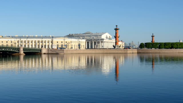 Neva-river-and-Old-Exchange-building-on-the-Spit-of-Vasilievsky-Island-in-the-summer-morning---St.-Petersburg,-Russia
