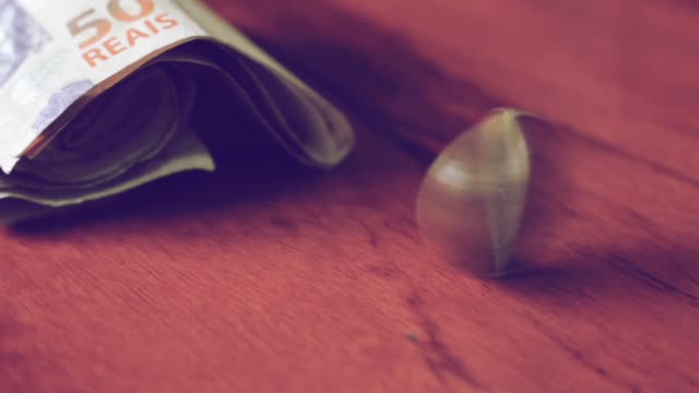 Cinemagraph---Seamless-loop---Real-Coin-looping-in-wooden-table