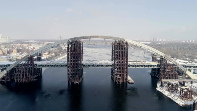 Oxidado-puente-inacabado-en-Kiev,-Ucrania.-Puente-combinado-del-coche-y-metro-en-construcción.