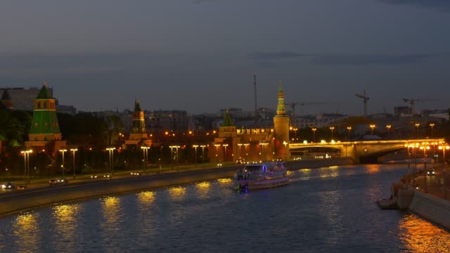 Rusia-al-atardecer-noche-tiempo-Moscú-kremlin-muralla-río-tráfico-puente-panorama-4k