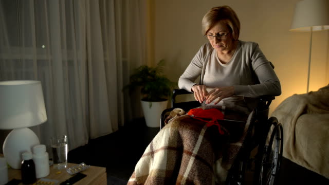 Frau-im-Rollstuhl-leiden-Parkinson-Tremor,-Hilflosigkeit-im-Alter