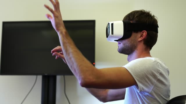 Young-Business-Mann-tragen-virtuelle-Realität-Googles-/-Vr-Brillen-im-Büro