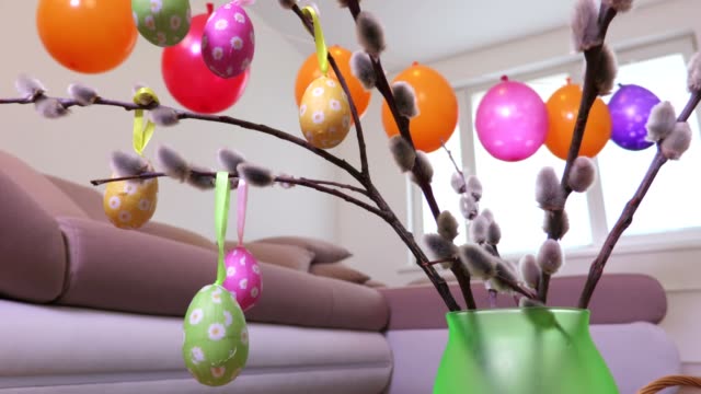 Huevos-de-Pascua-decorativos-en-pussy-willow