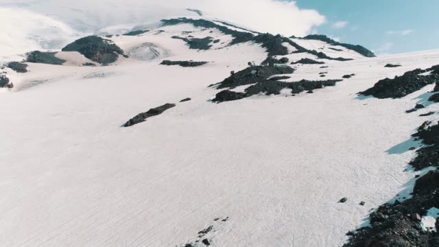 Vista-aérea-del-paisaje-de-nevados-picos-rocosos-de-naturaleza