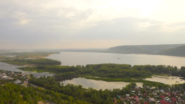 Coastal-Aussicht-auf-Inseln-auf-dem-Wasser-mit-vielen-Häusern-und-Gebäuden.-Berg-im-Hintergrund.-Samara-Russland-Wolga.