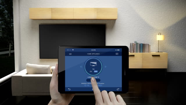 Berührende-IoT-smart-Pad,-Tablet-Anwendung-aktivieren-und-Deaktivieren-der-TV-Steuerung-im-Wohnzimmer,-intelligente-Haushaltsgeräte,-Internet-der-Dinge.-4-k-Film.