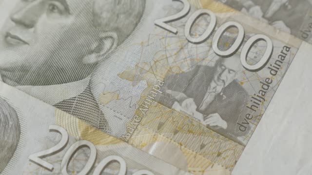 Dinar-serbio-moneda-en-denominaciones-de-2000-en-pila-4K