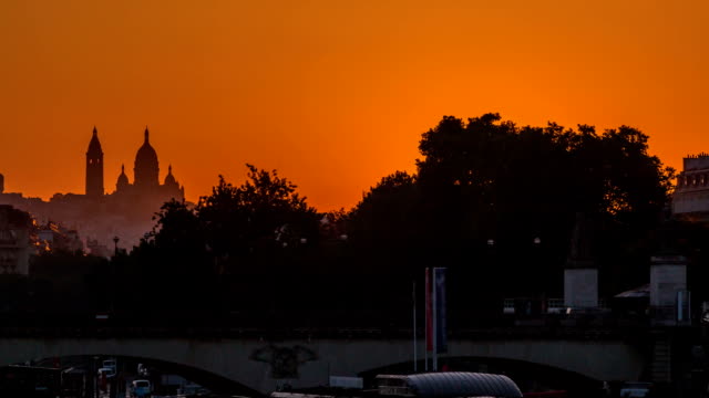Sunrise-with-Basilica-Sacre-Coeur-and-the-Seine-river-timelapse,-Paris,-France